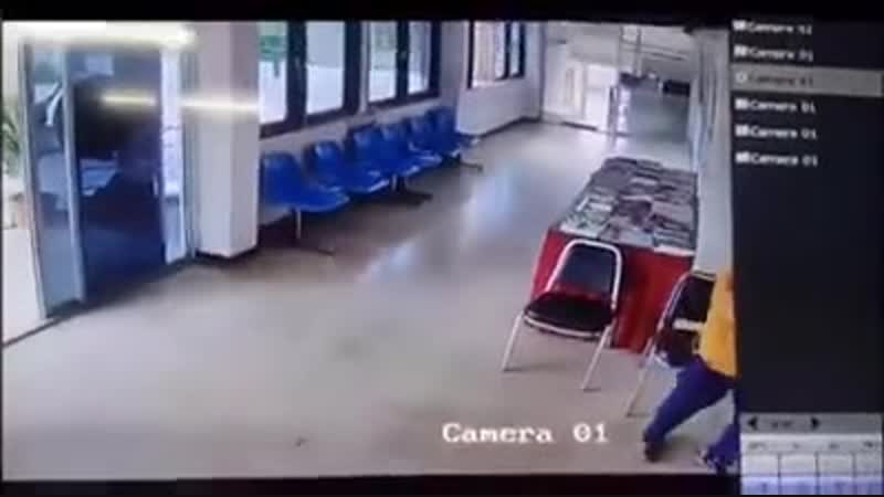 Рикки тикки тави, ты где в таиланде змея заползла в зал ожидания и напала на сидевшего там мужика