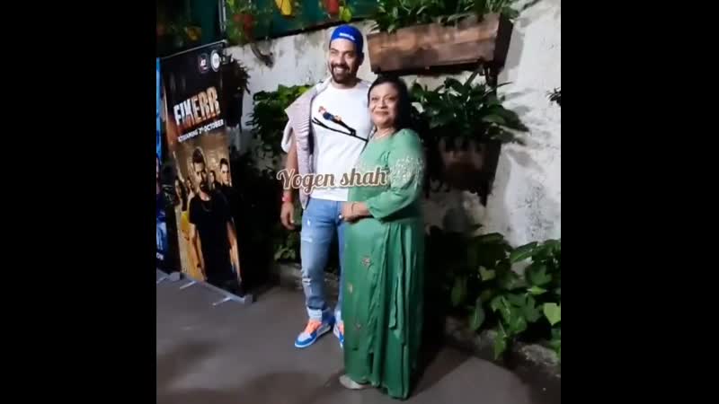 Shabir ahluwalia with mom at screening of #fixerr