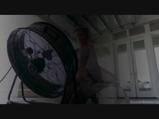 На камеру показала свою натуральную красивую и усную грудь (big tits boobs ass натуральная сиськи грудь) секс эротика 720p alt