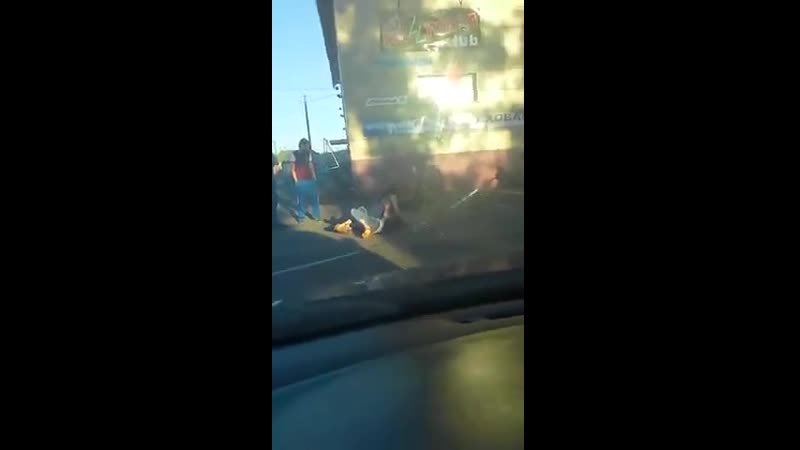 (18+) драка девушек около кафе милитари