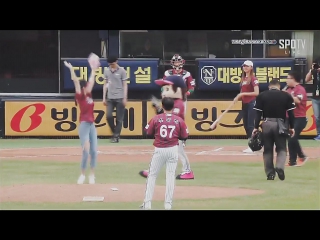 1 pitch nayoung and somi twins vs doosan