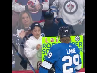 Лайне дарит клюшку