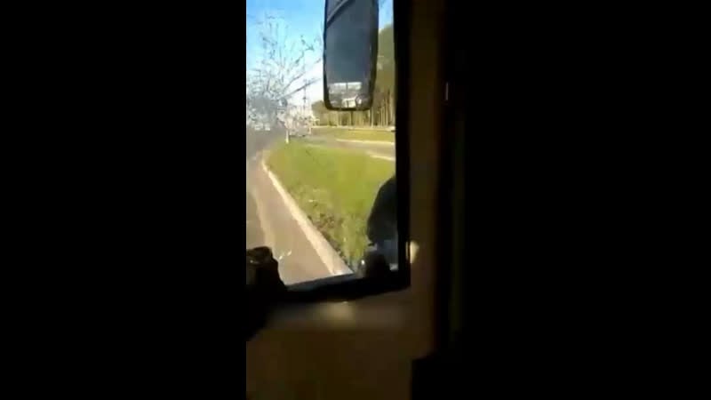 Закидал автобус с пассажирами камнями