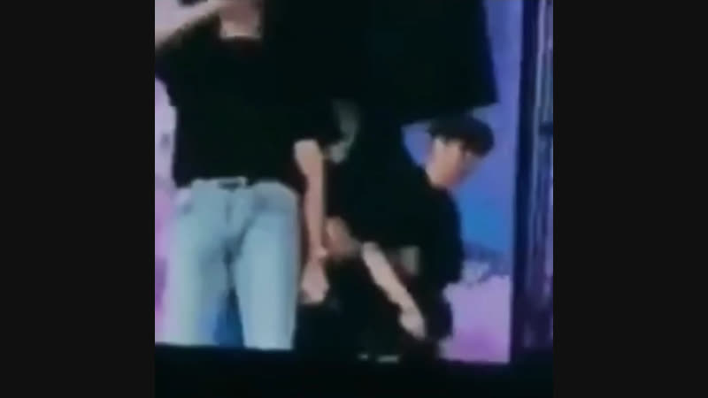 Обнимает сзади