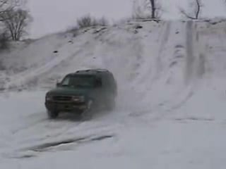 Ford explorer winter mudding and climbing мужик жестит по полной (не жалея машины)