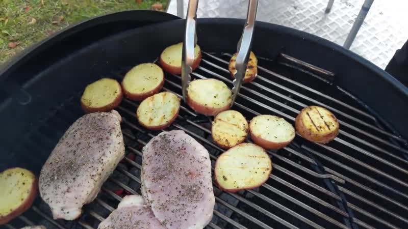 Свиные отбивные на гриле с картошкой по деревенски рецепт для угольного гриля