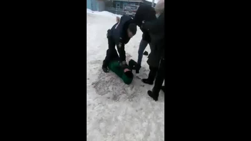 Потасоа полиции и женщины в чистополе (360p) mp4