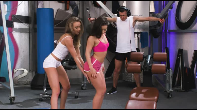 Две спортивные фитоняшки соблазнили парня в фитнес зале, он с радостью согласился и заставил их киски взмокнуть)