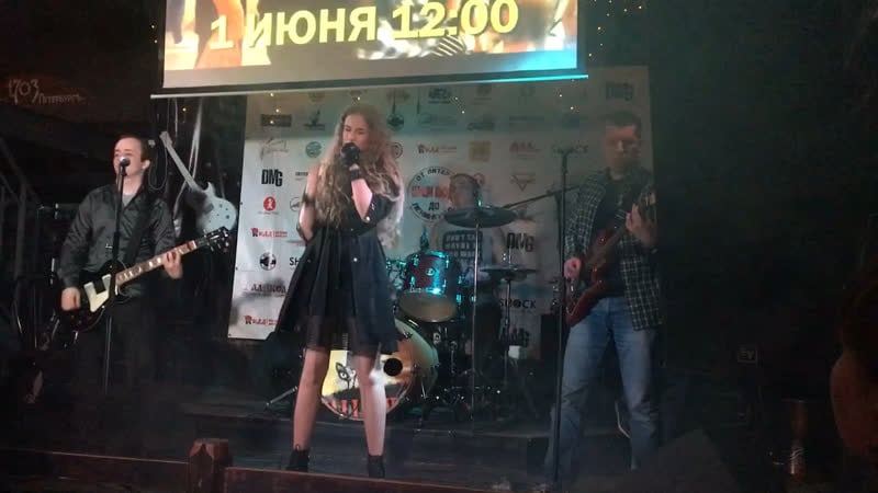 Vladlena & rock croup «наши люди»“lithium”(cover “evanescence”) in rock club “money&honey”