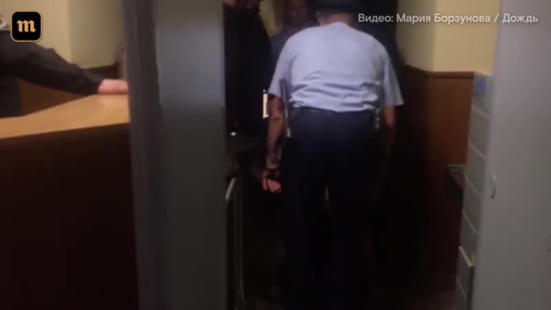 Любовь соболь вынесли из избиркома на руках