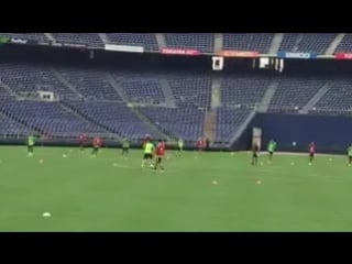 Aquí memo ochoa en su labor como mediocampista central en el entrenamiento de @miseleccionmx @espnmx