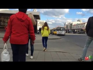 Девушка в одних трусиках ходит по городу