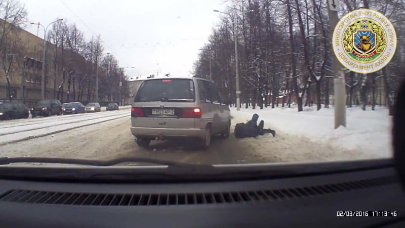 У віцебску міліцыянт выхапіў школьніка з пад «пежо»