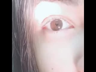 Зрачок девушки в форме микки мауса