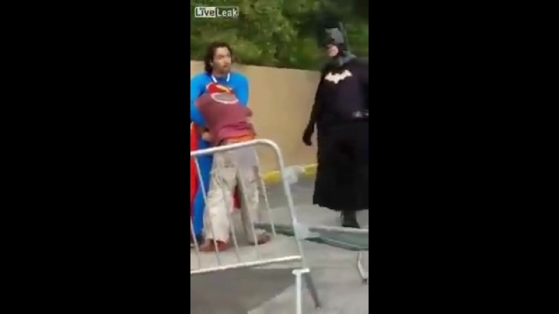 Драка супермена с пьяным бездомным