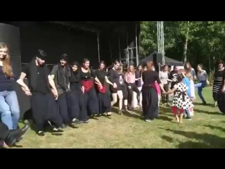 Orientalische flüchtlingsfolklore zusammen mit gutmenschen auf dem fontänefest 2017 in halle saale