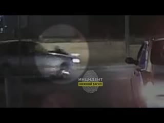 Тётя на капоте пьяная каталась