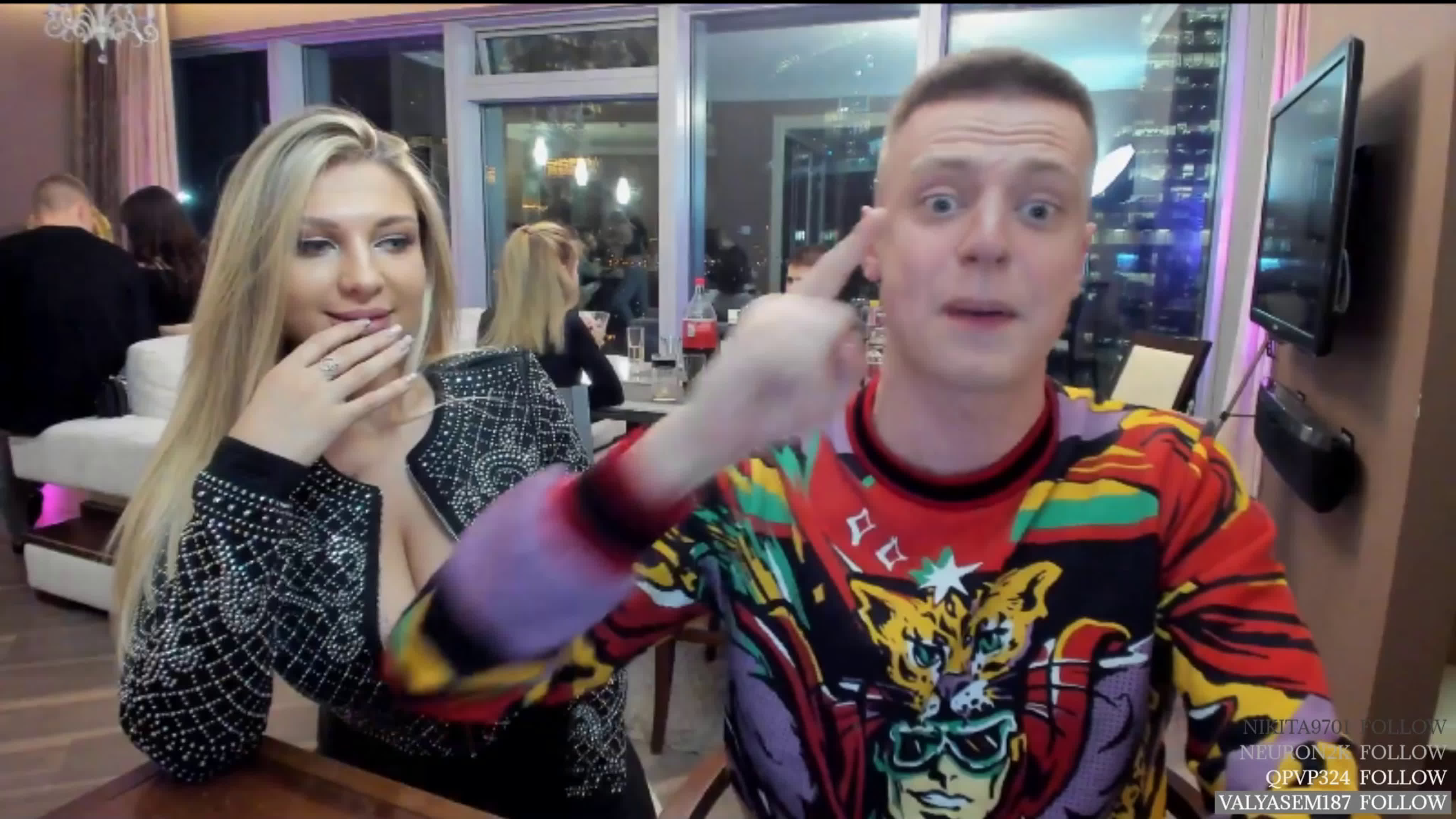 Девушка демонстрирует свою форму в возбуждающем образе