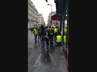 Протестующие мародёрствуют в табачном магазине на rue de la boétie