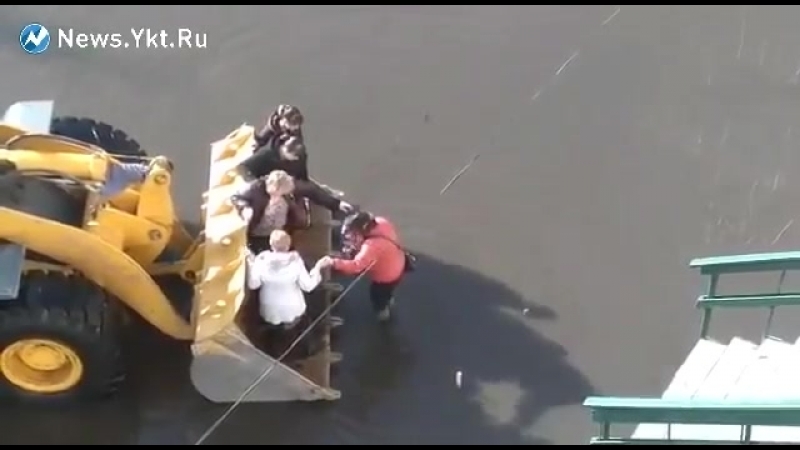 Якутское желтое такси работает даже в паводок