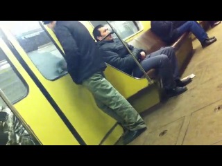 Девушка мастурбирует в метро порно видео