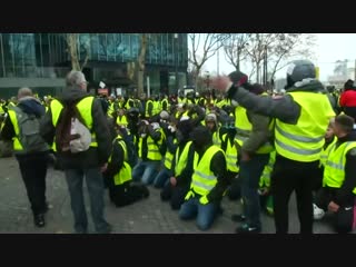 Pariser demonstranten drücken verbundenheit mit demonstrierenden schülern aus