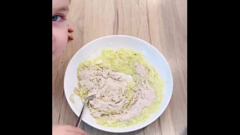 Оладьи с цукини с моцареллой