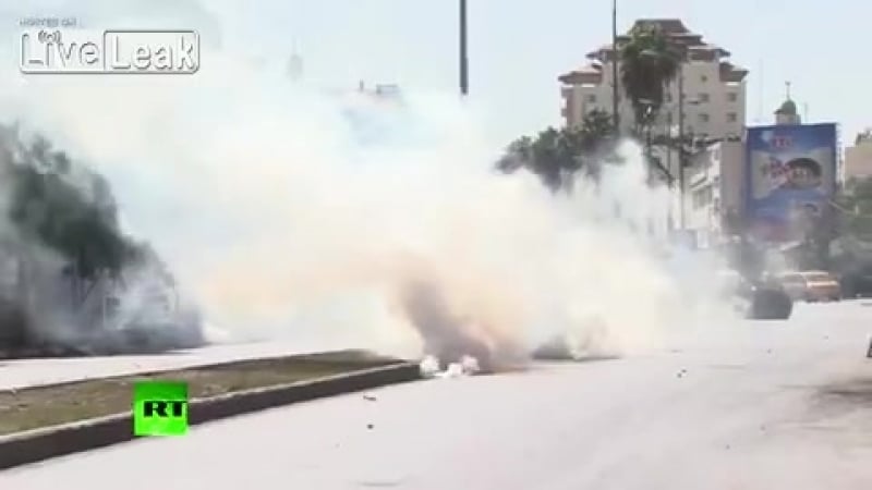 Протестующий на ближнем востоке поджёг зачем то себе голову