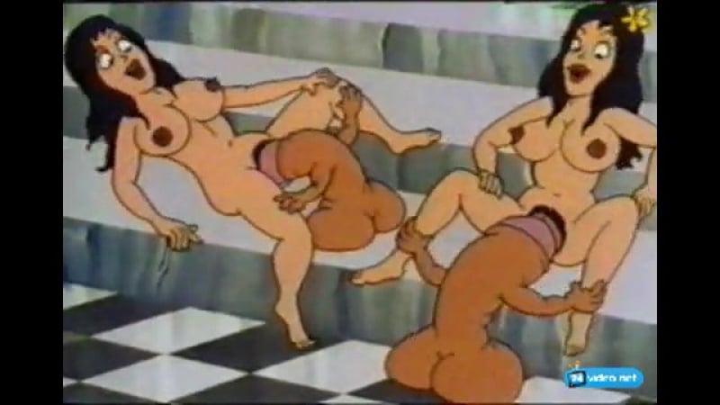 Yigit rezina qolini oziga qoyadi