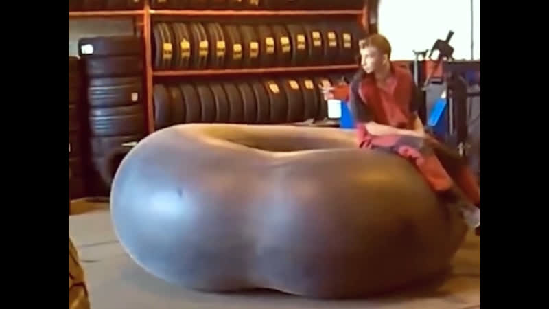 Огромный пончик