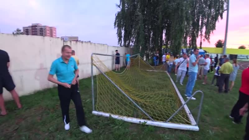 Жесть на футболе в беларуси омон вынудил болельщиков справлять нужду на забор