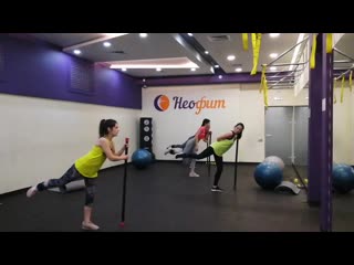 Тренирои upper body в фитнес клубе неофит