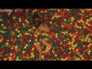 Эмили браунинг (emily browning) голая убить короля (номер в шангри ла, шангри ла сьют, porn the king, shangri la suite, 2016)