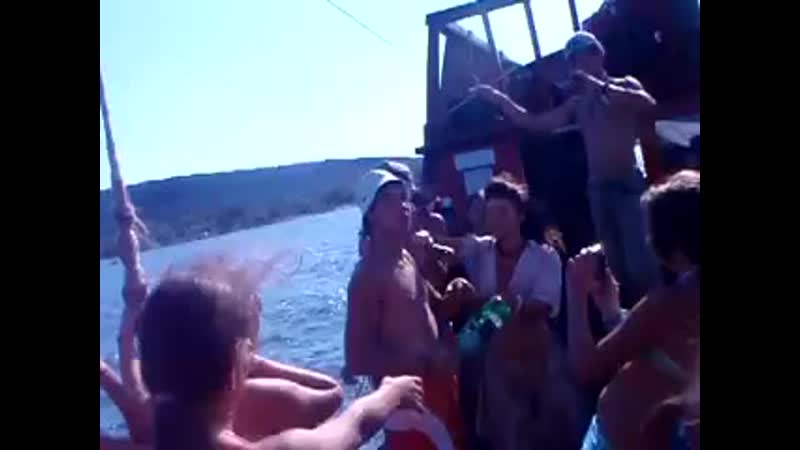 Карась кидает бутылку)