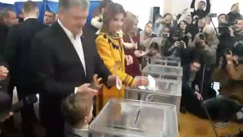 Петрушка очень довольный наверное завтра будет презикдентом