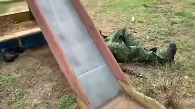 Епічне відео п'яна російська мерзота на дитячому майданчику в окупованому луганську