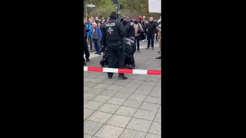 Erste festnahmen (etwa 930 uhr zwischen brandenburger tor und siegessäule)