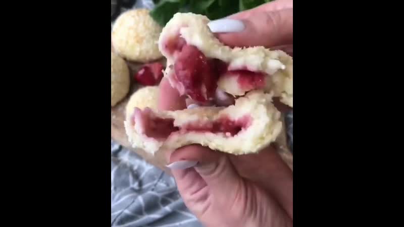 Кокосовые булочки с ягодной начинкой