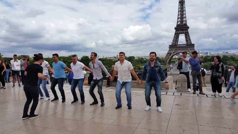 Paris eyfel kulesi önünde horon