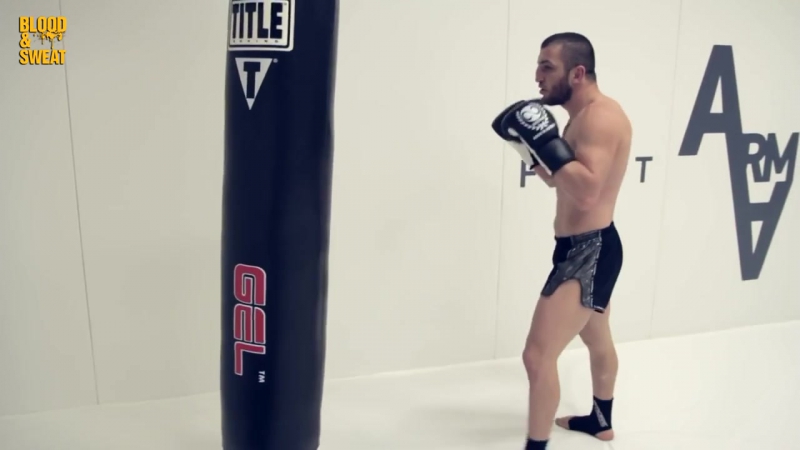 Джабар аскеров комбинация с ударом колена и тренироа ног для муай тай