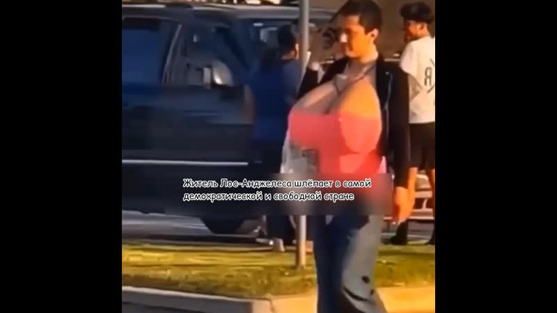 Житель лос анджелеса спешит по делам