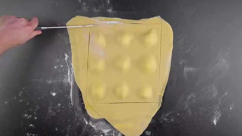 Прижимаем кусочек теста к десятку зубочисток вот так и получается нужная форма