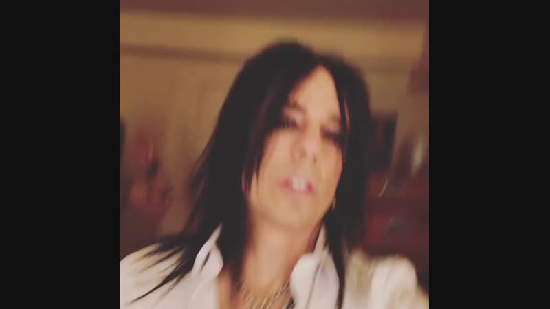 Wine porn video – We are churning butter with a bottle of wine,2 awesome glasses,candy,gum and a very warm comfy alien you👽🍷