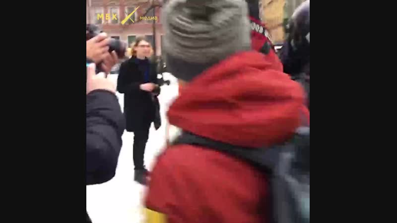 Робот полицейский на марше материнского гнева в петербурге