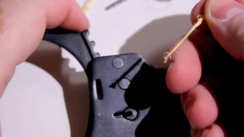 Как снять наручники без ключа при помощи спички реальная технология взлома замка любых наручников