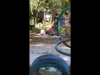 Детишки во дворе играют