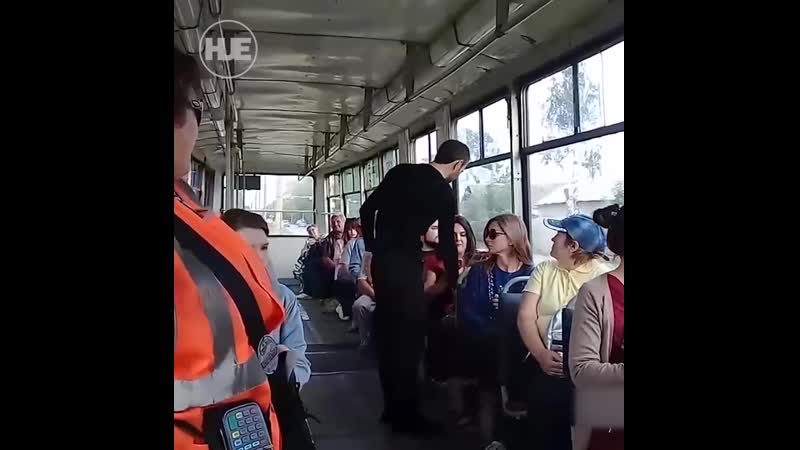 В челябинске парень преградил дорогу трамваю, чтобы подарить пассажирке цветы