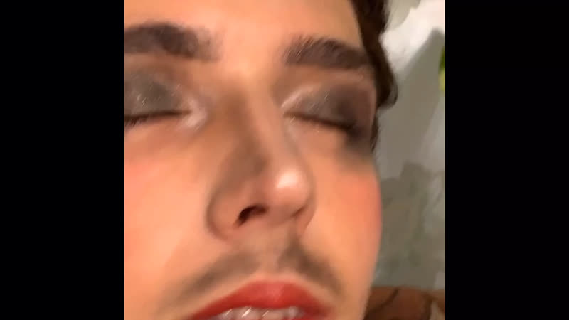 Небинарная персона с сексуально агрессивными флюидами поражает воображение и пробуждает молодые инстинкты