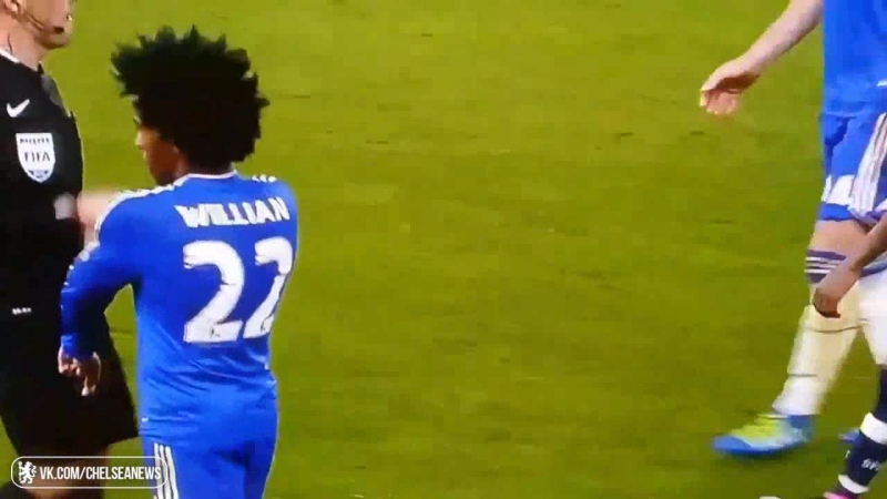 Виллиан показывает болелам шпор чемпионскую нашиу