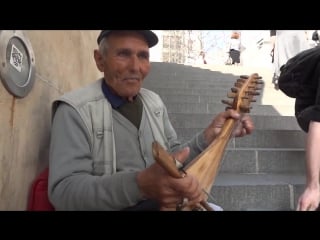 Gadulka street bulgarian violin, violon bulgare à paris